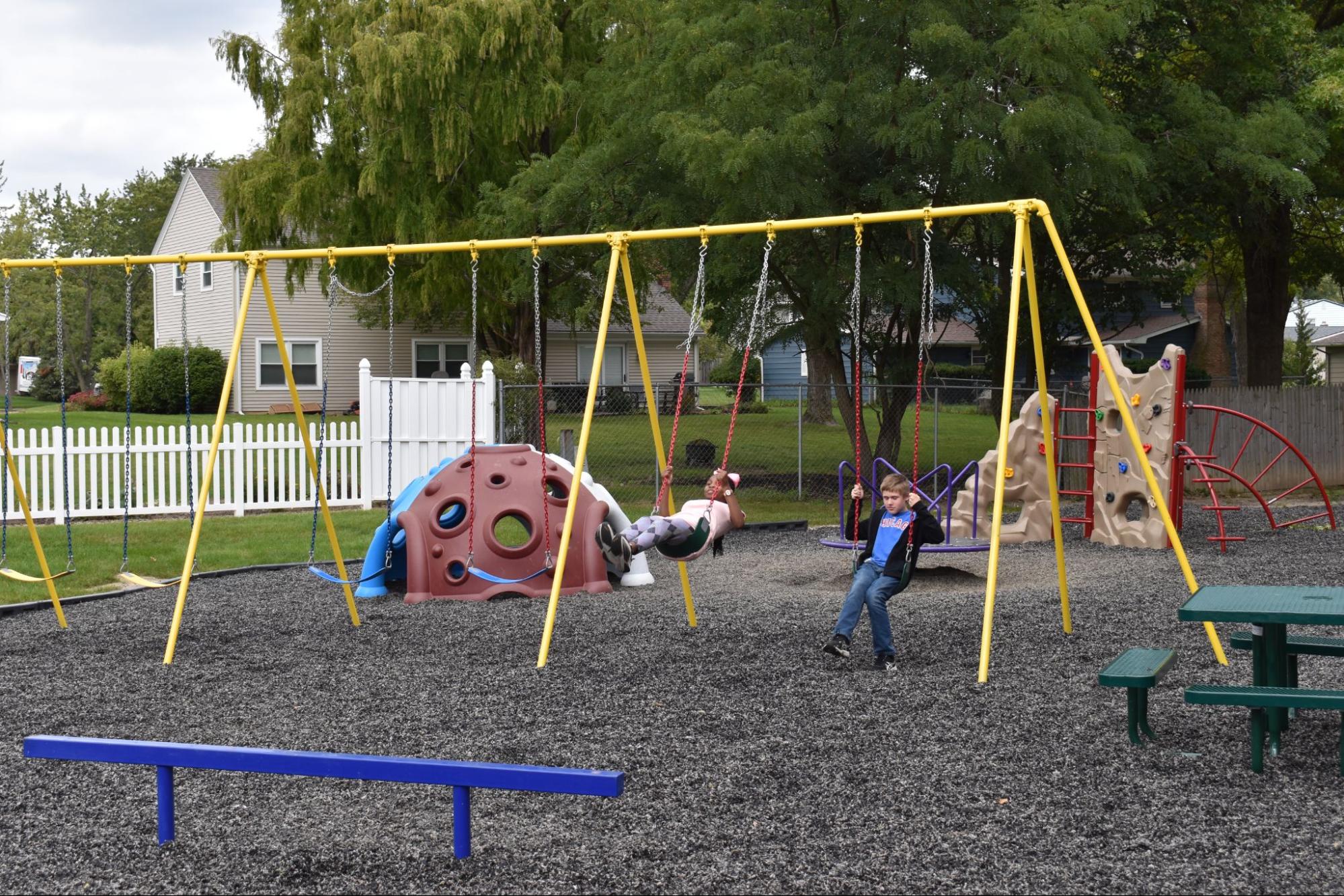 swing set on rubber mulch